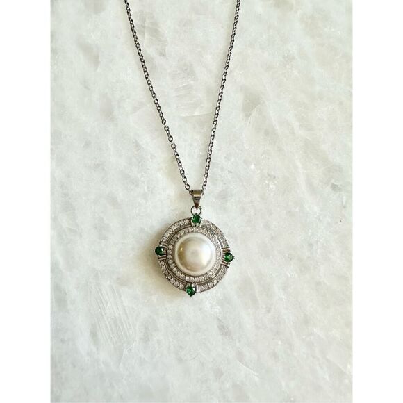 Pearl cubic zirconia pendant necklace with emerald green accents - Picture 1 of 2